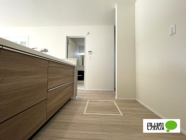 人気の対面式システムキッチンです