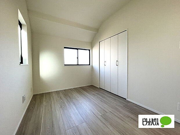 明るい洋室です