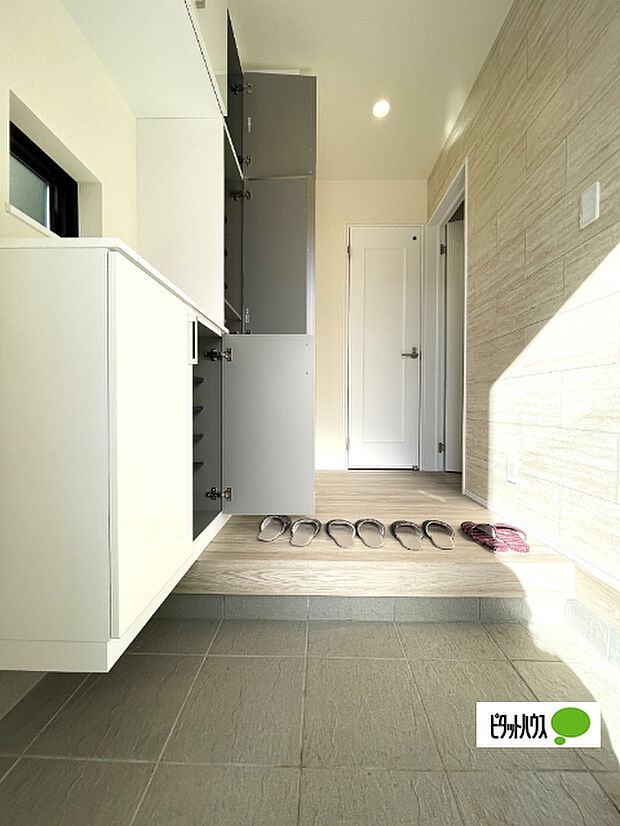 収納充実の玄関です