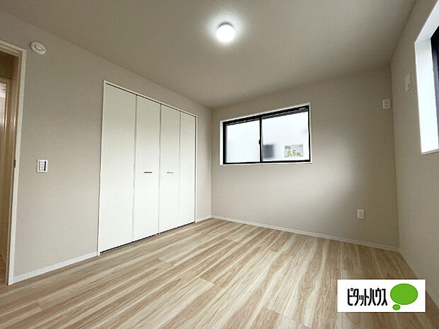 明るい洋室です