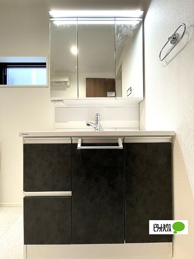 便利な三面鏡の洗面化粧台です