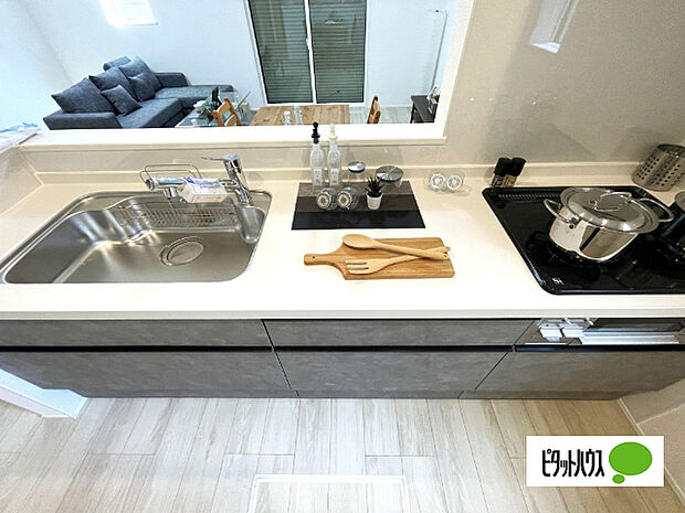 人気の対面式システムキッチンです