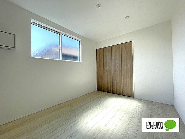 明るい洋室です