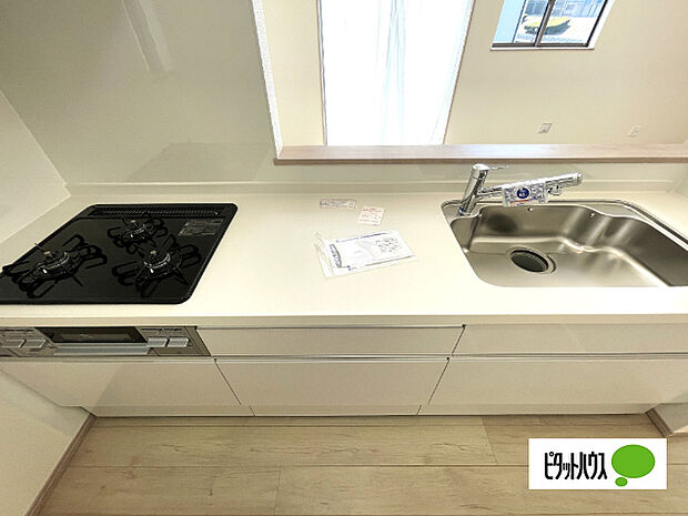 人気の対面式システムキッチンです