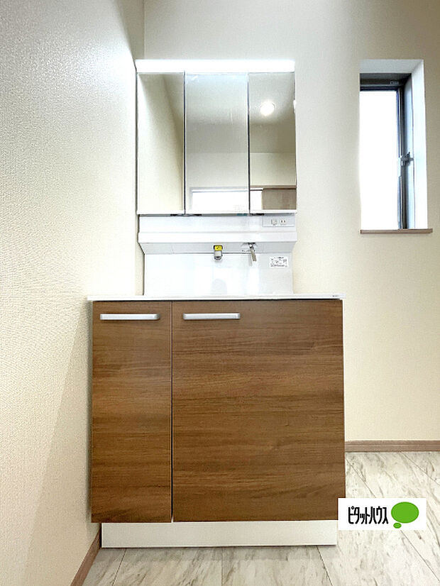 便利な三面鏡の洗面化粧台です