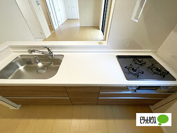 人気の対面式システムキッチンです