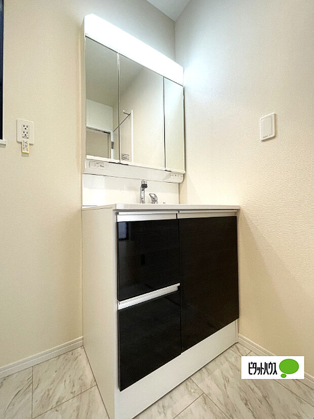 便利な三面鏡の洗面化粧台です