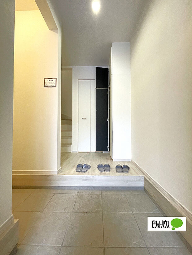収納充実の玄関です