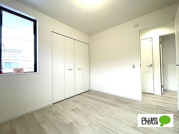 明るい洋室です