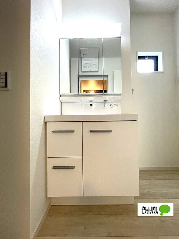 便利な三面鏡の洗面化粧台です