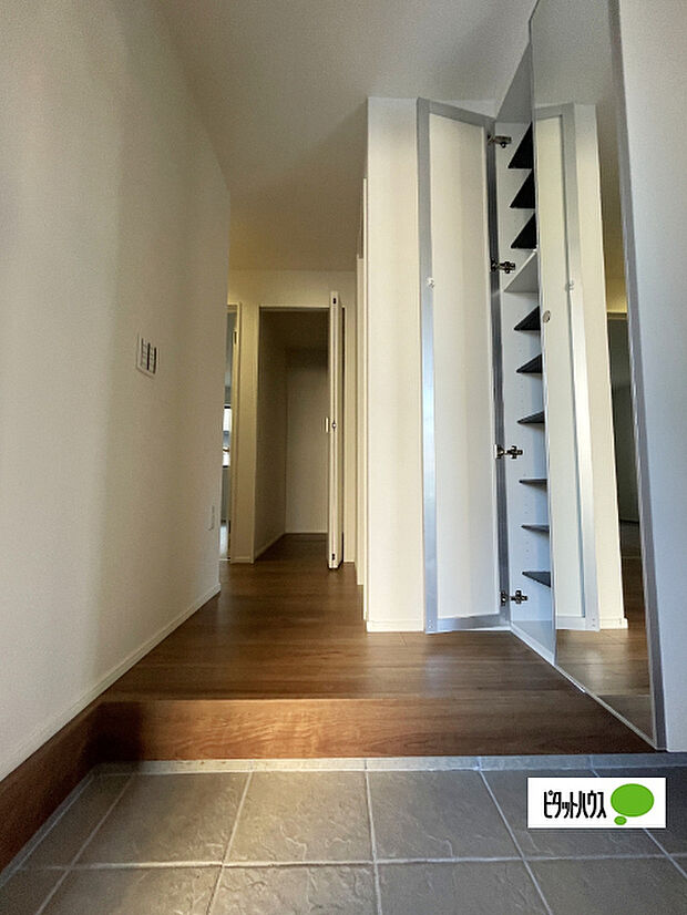 収納充実の玄関です