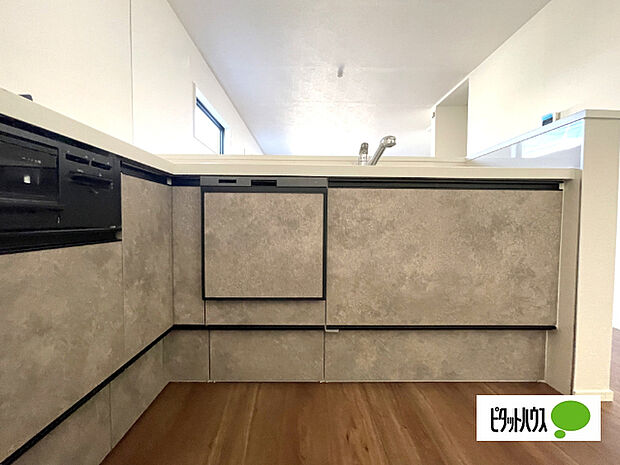 人気の食洗器付き対面キッチンです