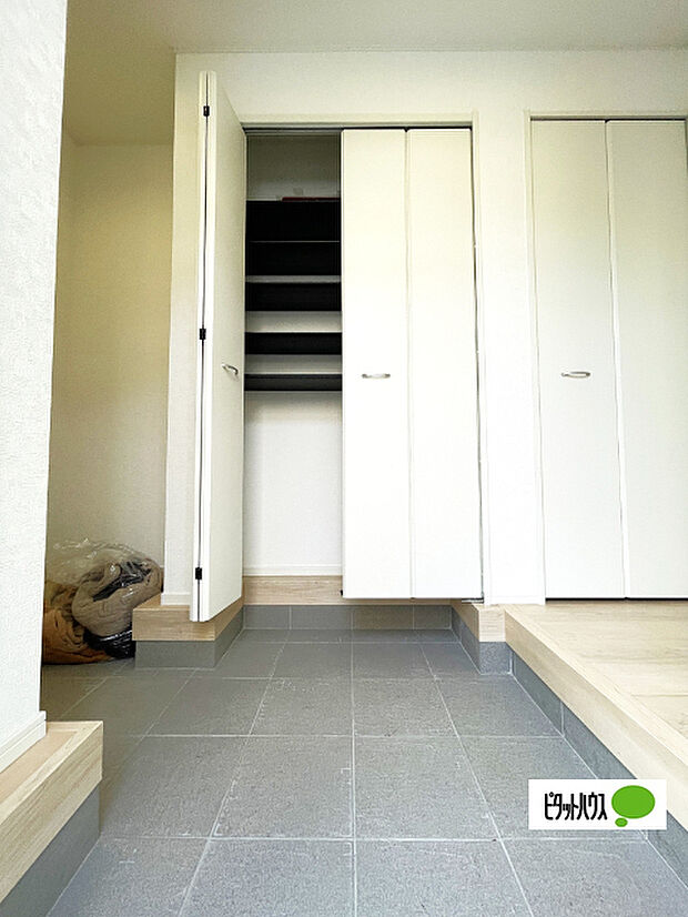 収納充実の玄関です