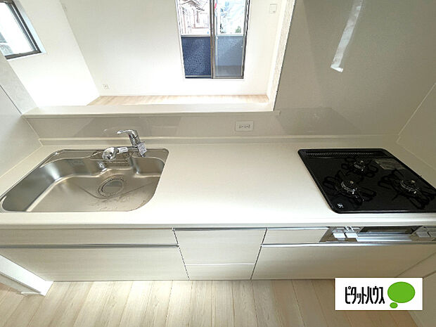 人気の対面式システムキッチンです