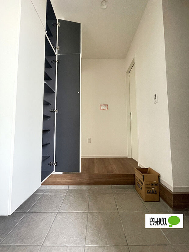 収納充実の玄関です