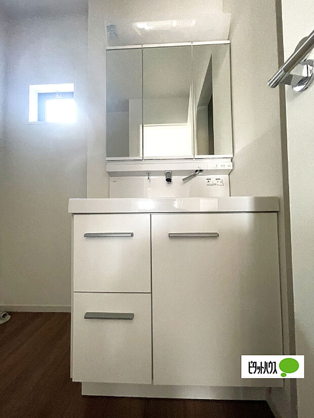 便利な三面鏡の洗面化粧台です