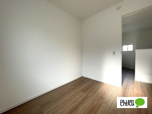 明るい洋室です