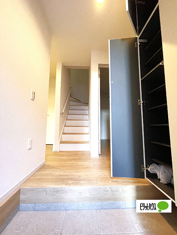 収納充実の玄関です