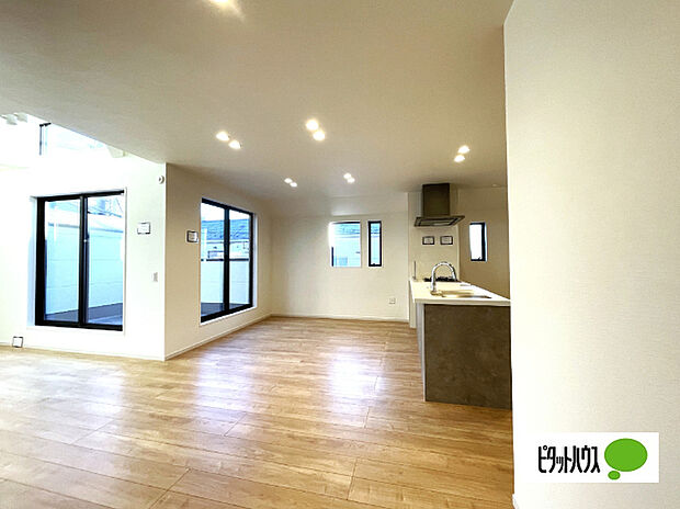 明るく開放的なリビングです