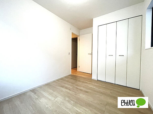 明るい洋室です