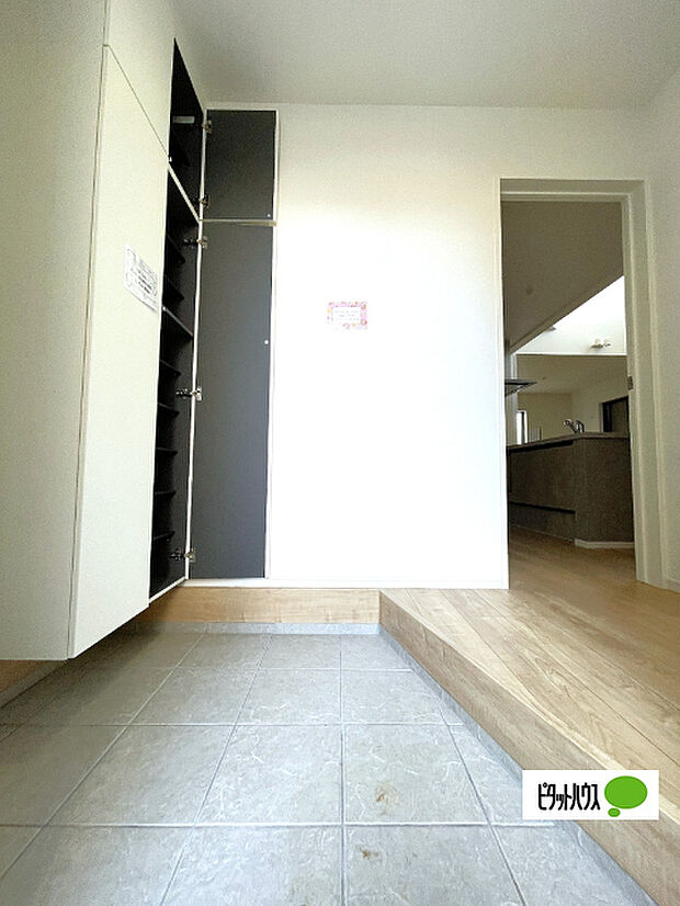 収納充実の玄関ですす