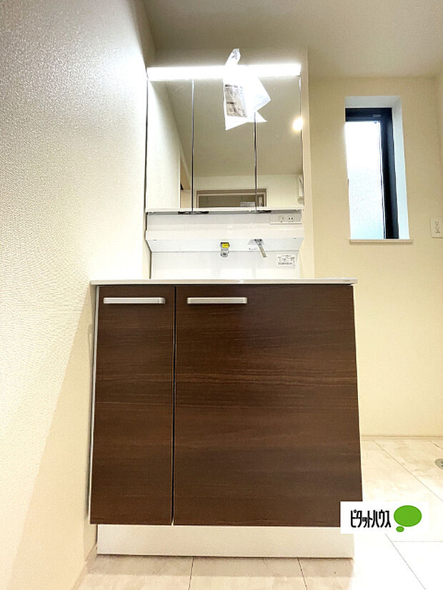 便利な三面鏡の洗面化粧台です