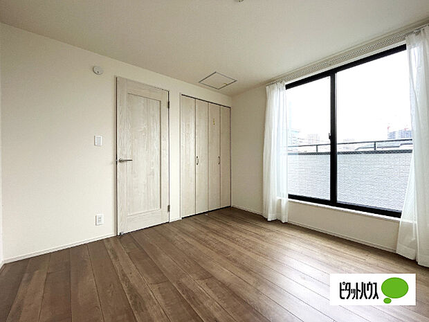 明るい洋室です