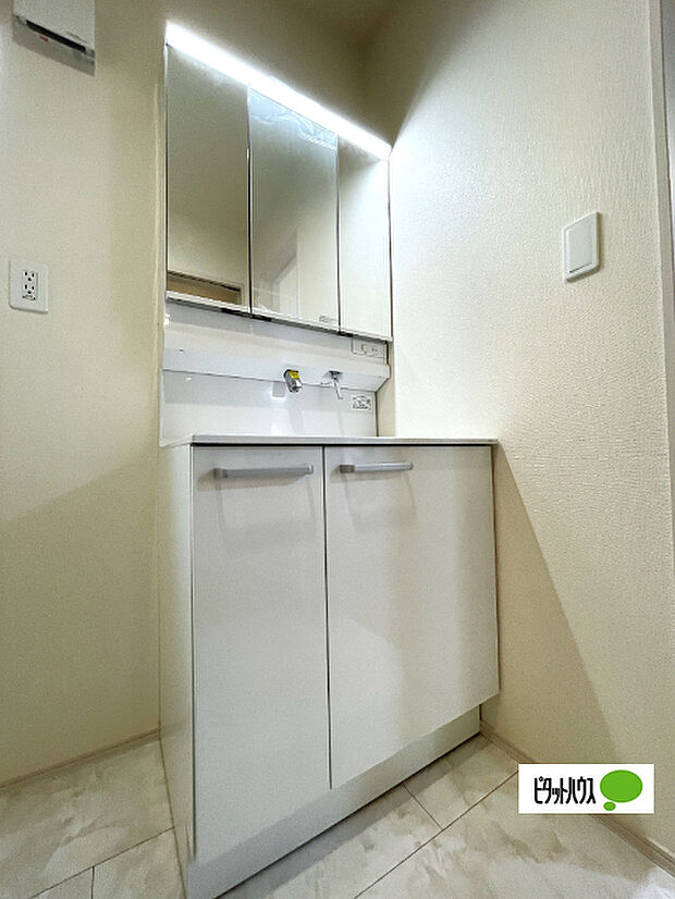 便利な三面鏡の洗面化粧台です