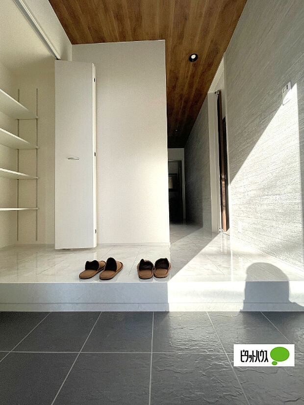 収納充実の玄関です