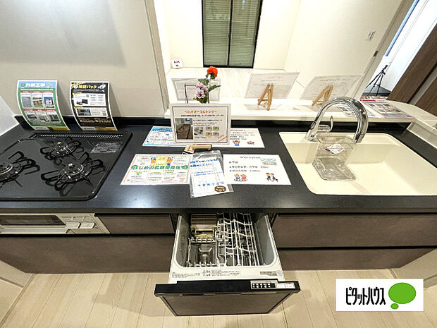 人気の食洗器付き対面キッチンです