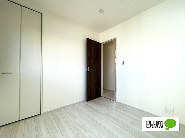 明るい洋室です