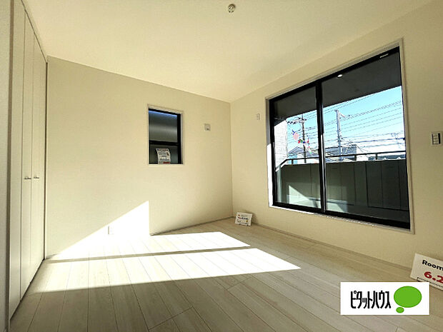 明るい洋室です