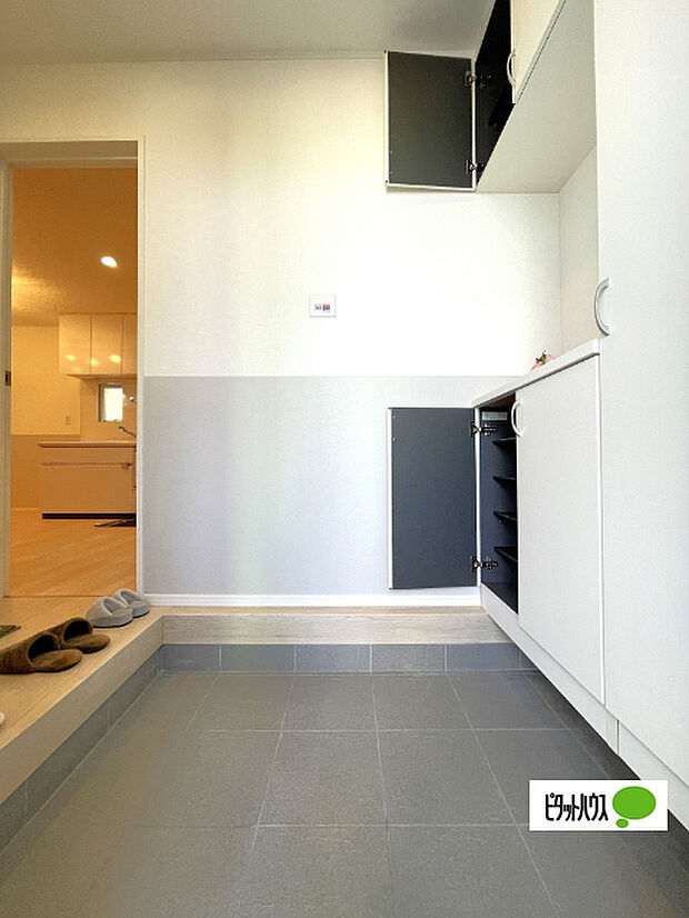 収納充実の玄関です