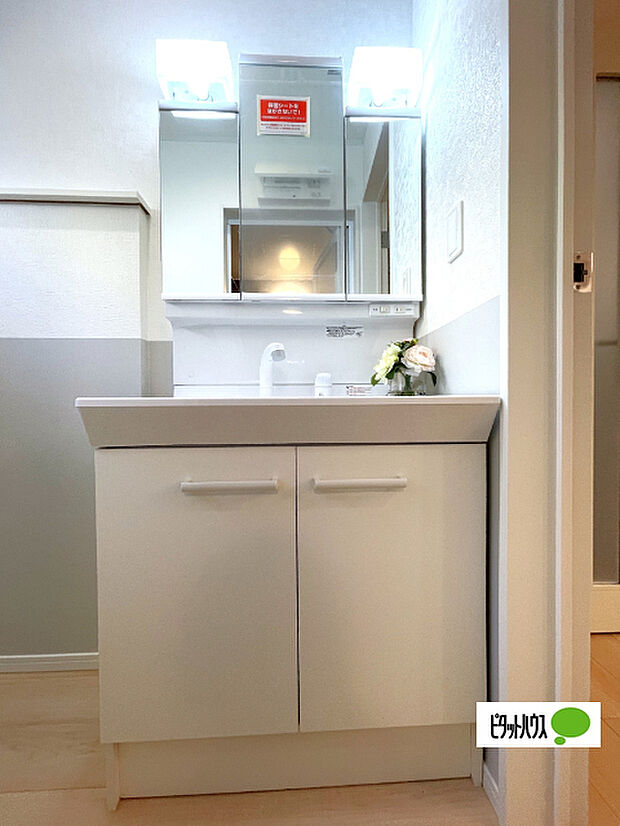 便利な三面鏡の洗面化粧台です