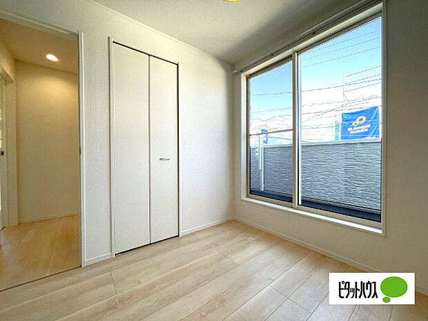 明るい洋室です