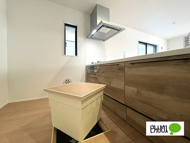 人気の対面式システムキッチンです