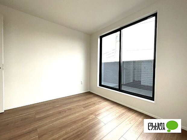 明るい洋室です