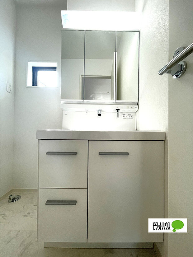 便利な三面鏡の洗面化粧台です