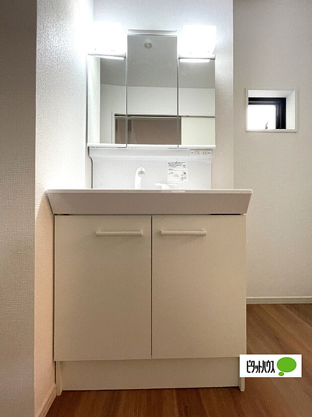 便利な三面鏡の洗面化粧台です