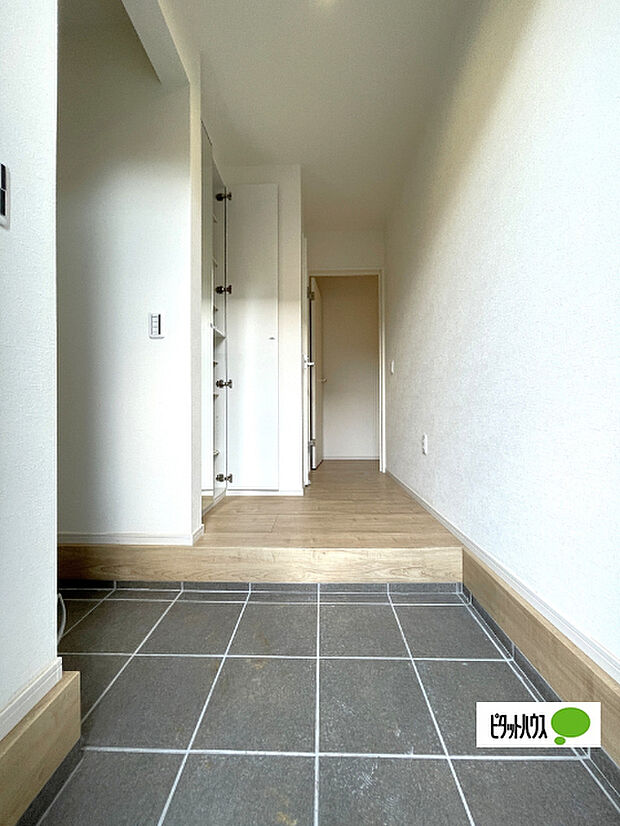 収納充実の玄関です