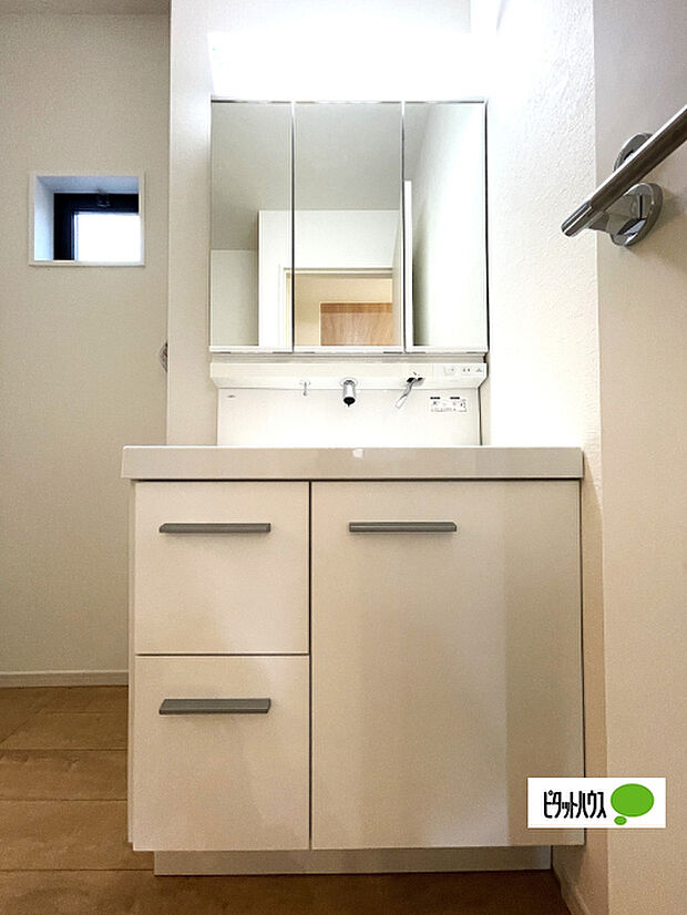 便利な三面鏡の洗面化粧台です