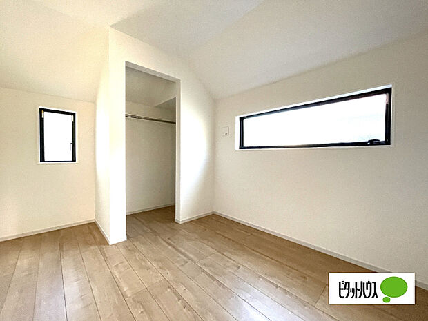 明るい洋室です