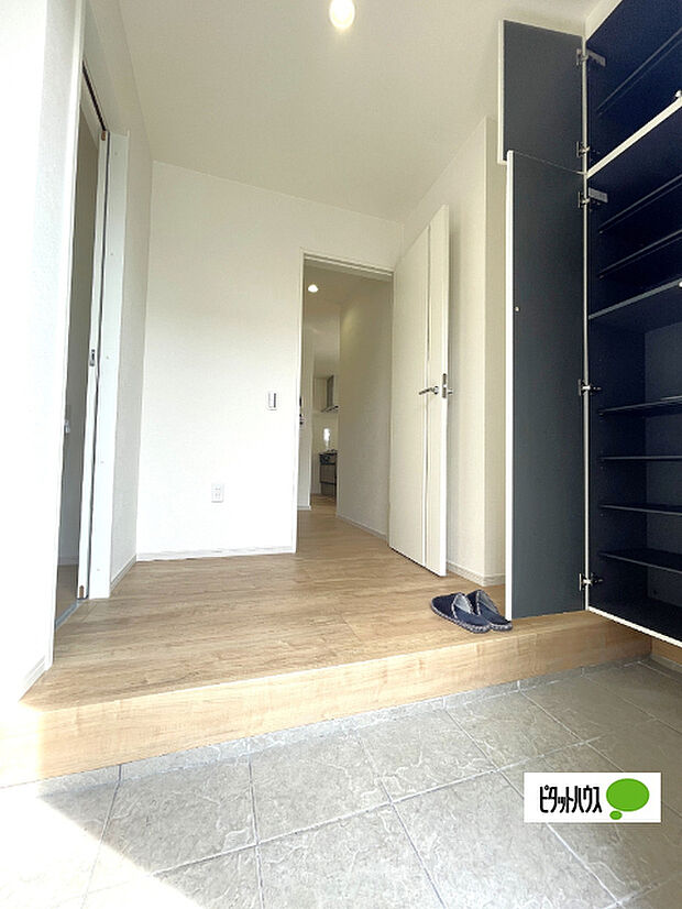 収納充実の玄関です