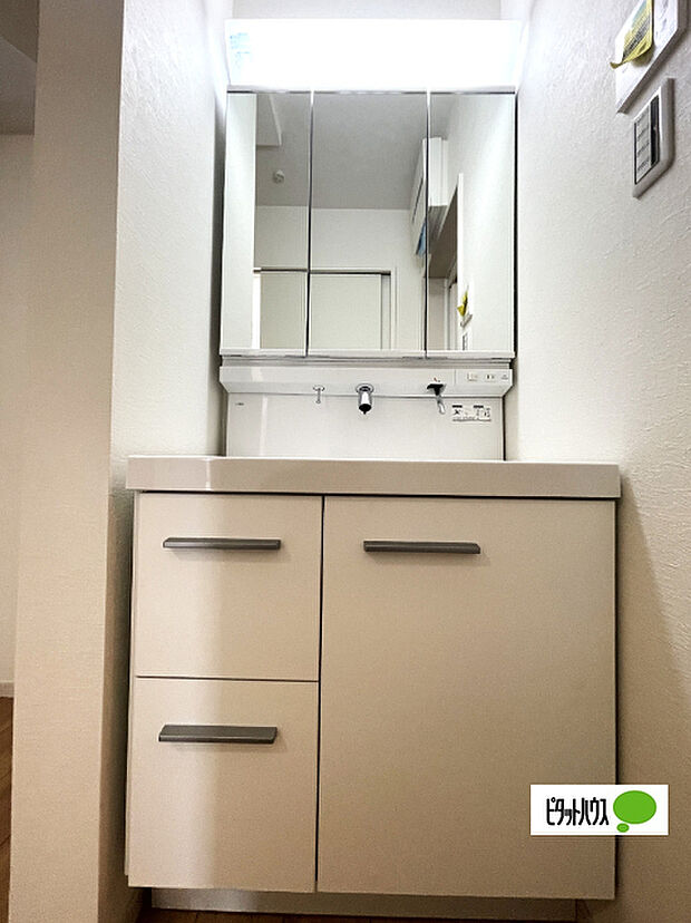 便利な三面鏡の洗面化粧台です