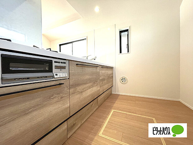 人気の対面式システムキッチンです