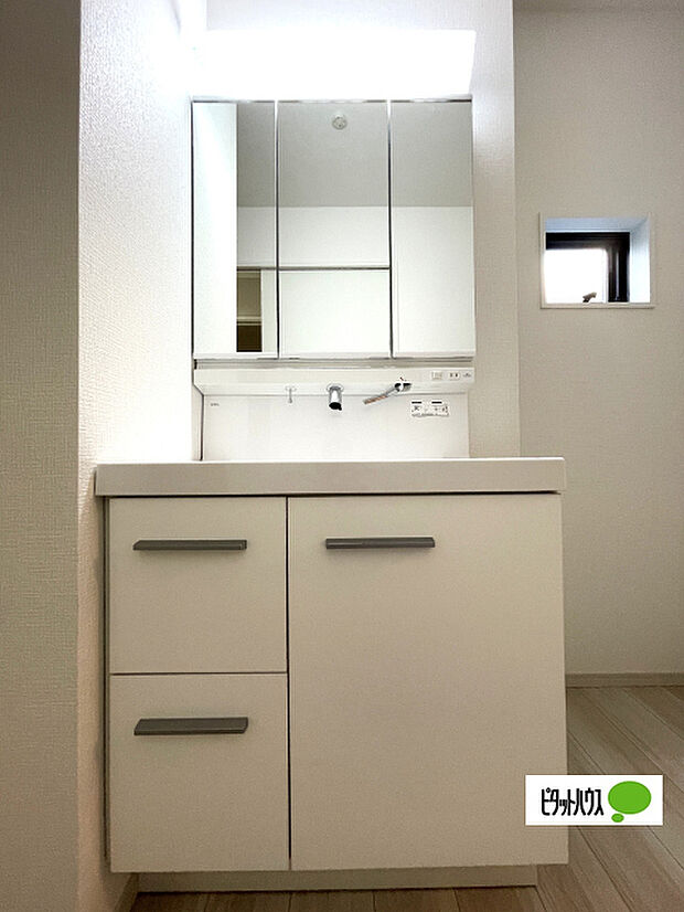 便利な三面鏡の洗面化粧台です