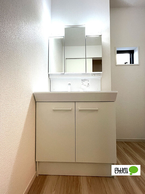 便利な三面鏡の洗面化粧台です