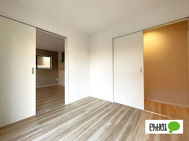 明るい洋室です