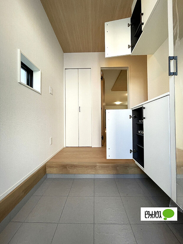 収納充実の玄関です