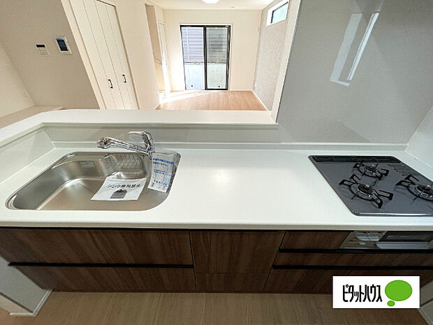 人気の対面式システムキッチンです